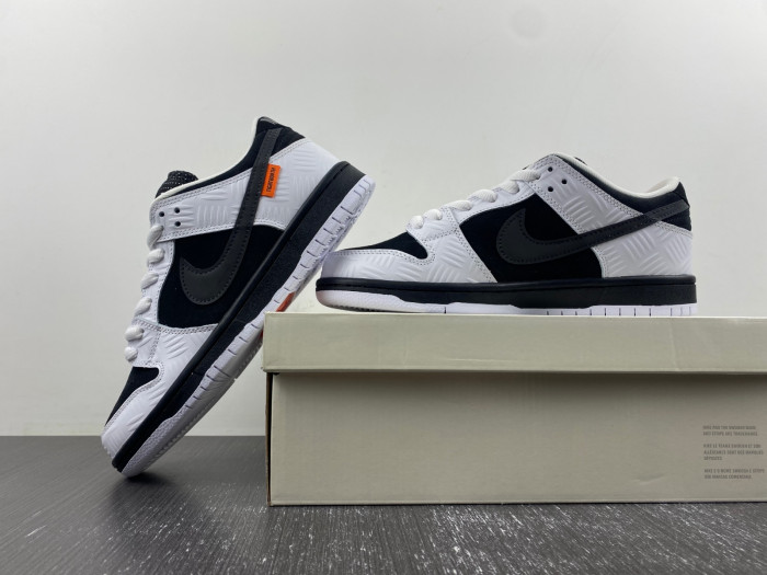 Nike SB Dunk Low TIGHTBOOTH FD2629-100