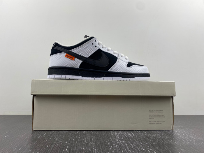 Nike SB Dunk Low TIGHTBOOTH FD2629-100