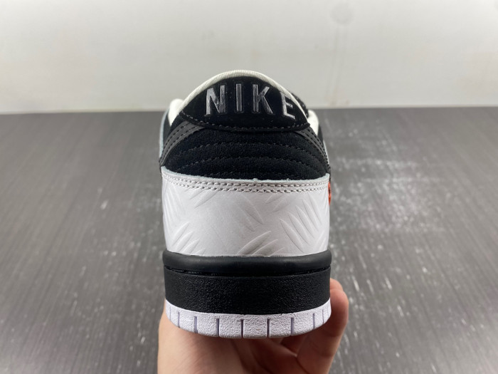 Nike SB Dunk Low TIGHTBOOTH FD2629-100