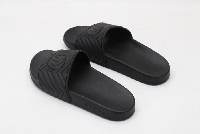Gu66 SLIPPERS ALL BLACK