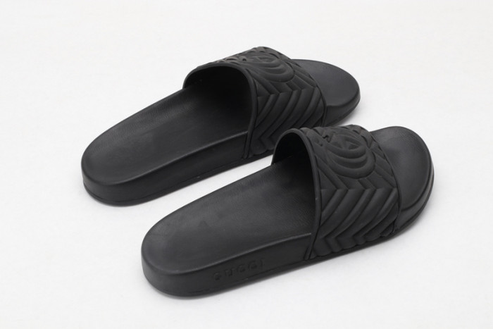 Gu66 SLIPPERS ALL BLACK