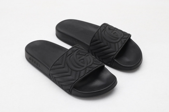 Gu66 SLIPPERS ALL BLACK