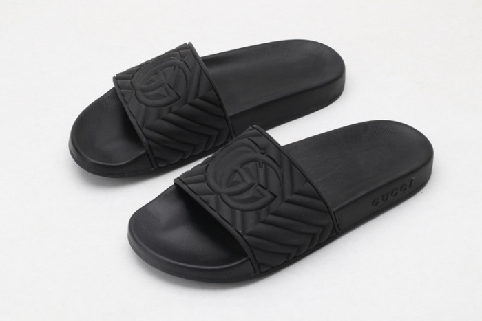 Gu66 SLIPPERS ALL BLACK