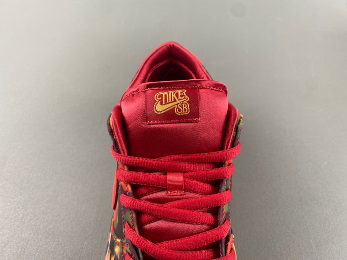 Nike SB Dunk Low The Wizard of Oz Poppy Field FZ1291-600