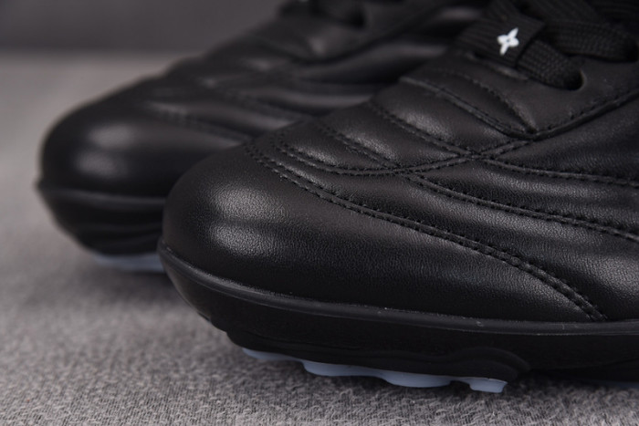 Lou1su1tt Footprint Soccer Black White