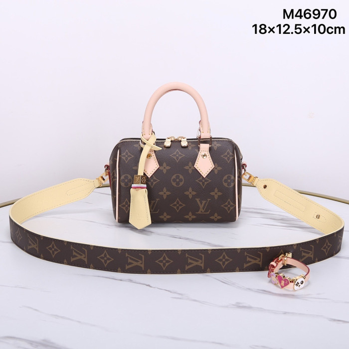 Lou1su1tt BAG 18 x 12.5 x 10cm
