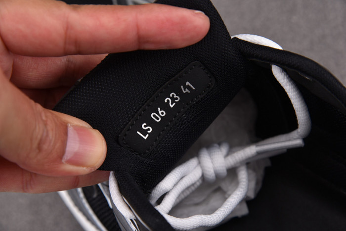 D10R B30 SNEAKER