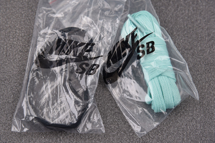 nike T*f*ny sb dunk low lobster bv1310-402