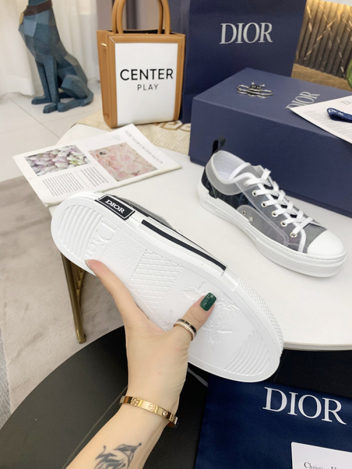 D10R B23 Oblique Low Top Sneaker