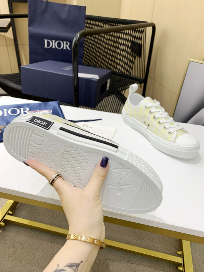 D10R B23 Oblique Low Top Sneaker