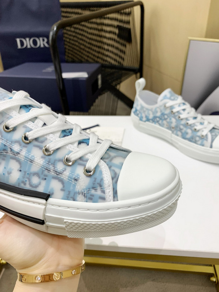 D10R B23 Oblique Low Top Sneaker