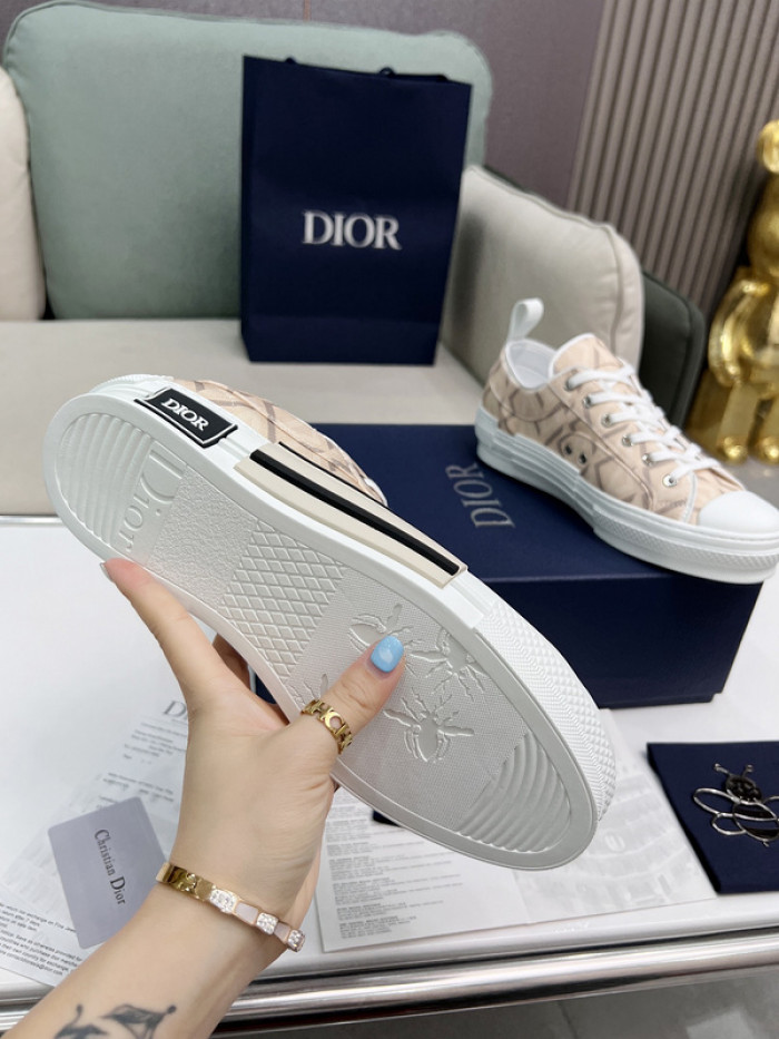 D10R B23 Oblique Low Top Sneaker
