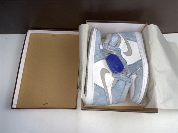 Air Jordan 1 Retro High OG Hyper Royal 555088-402