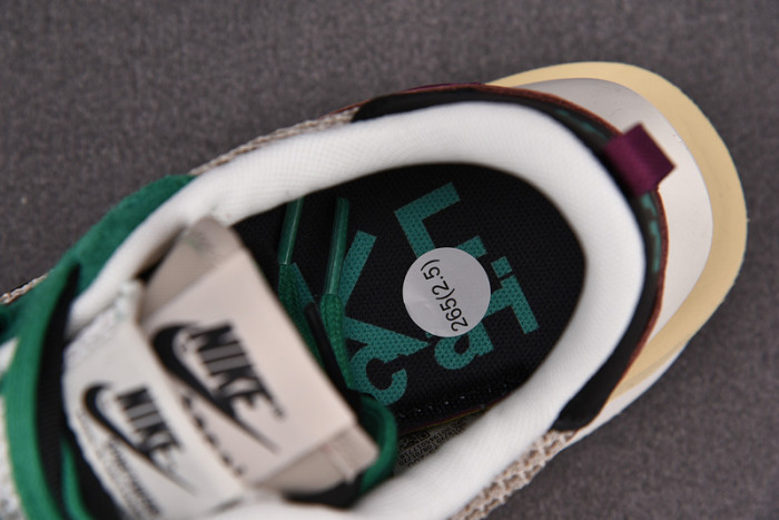 Nike Vaporwaffle sacai Villain Red Neptune Green DD3035-200