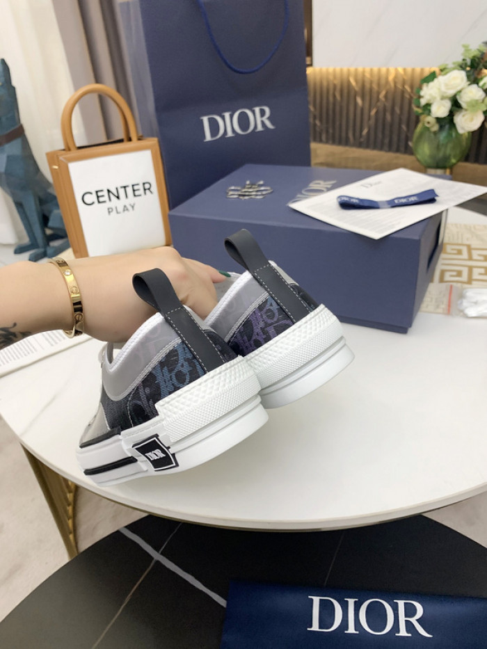 D10R B23 Oblique Low Top Sneaker