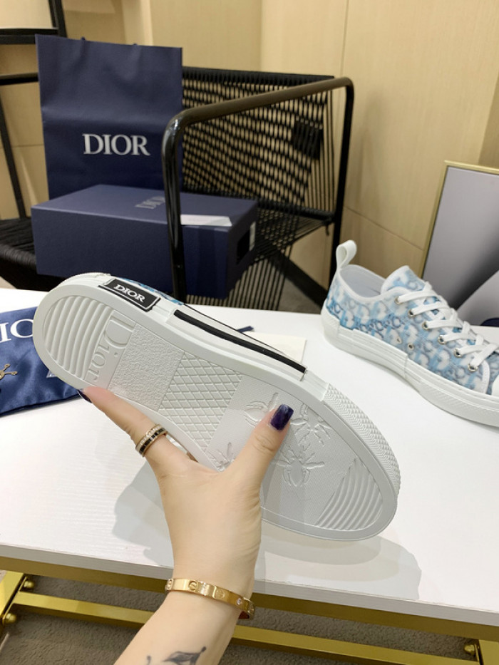 D10R B23 Oblique Low Top Sneaker