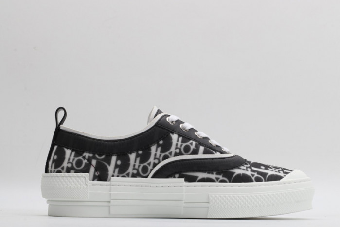D10R B23 Oblique Low Top Sneaker