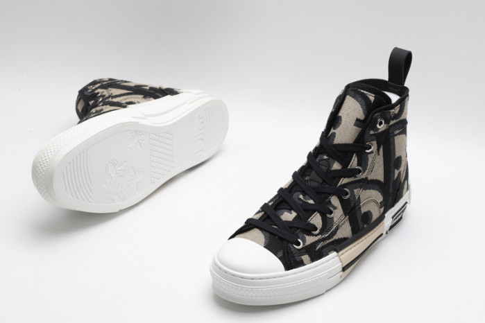 D10R B23 Oblique High Top Sneaker