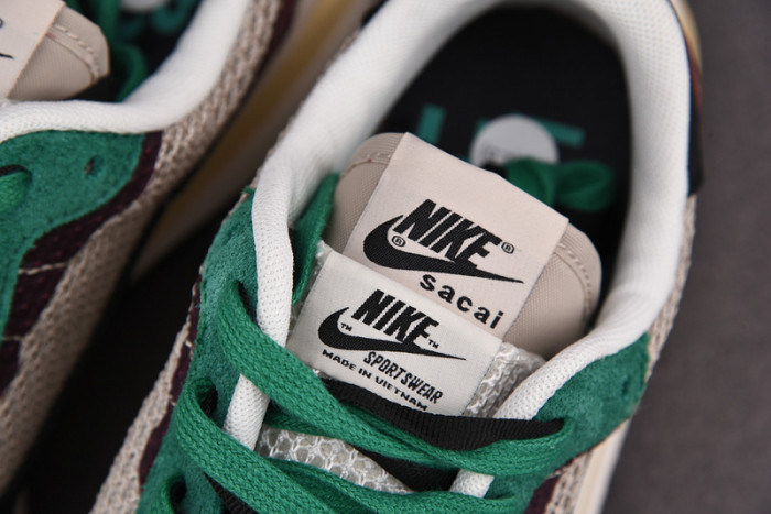 Nike Vaporwaffle sacai Villain Red Neptune Green DD3035-200