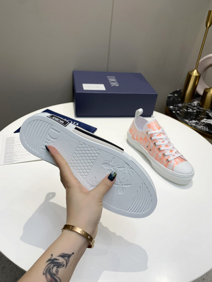 D10R B23 Oblique Low Top Sneaker
