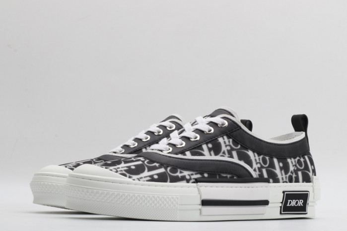 D10R B23 Oblique Low Top Sneaker