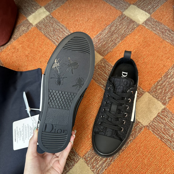 D10R B23 Oblique Low Top Sneaker