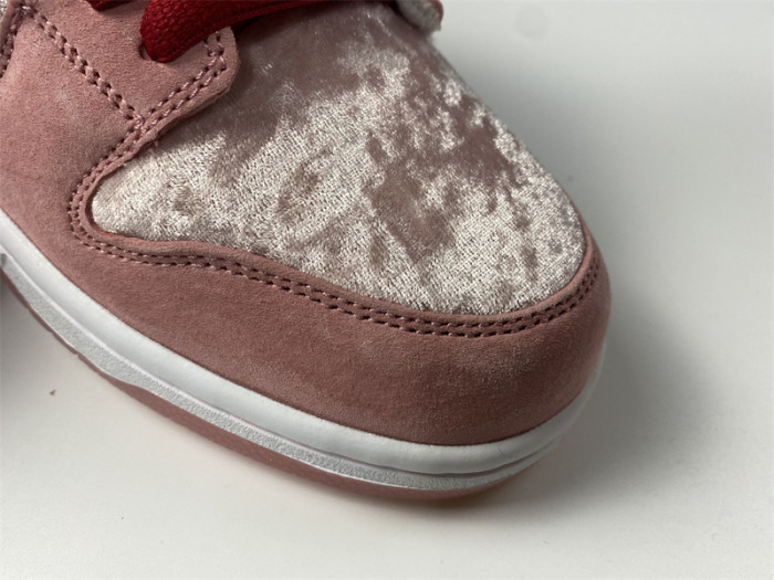 Nike SB Dunk Low StrangeLove Skateboards CT2552-800
