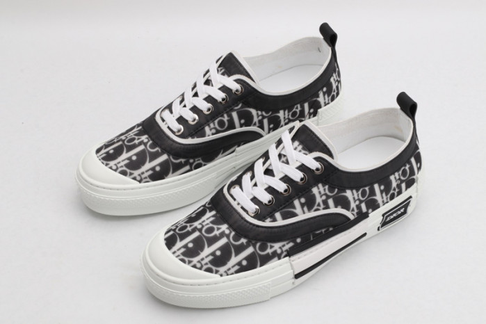 D10R B23 Oblique Low Top Sneaker