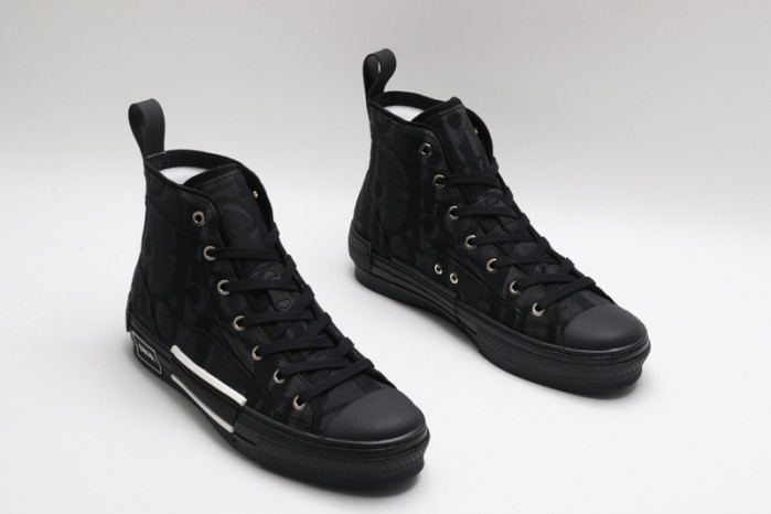 D10R B23 Oblique High Top Sneaker
