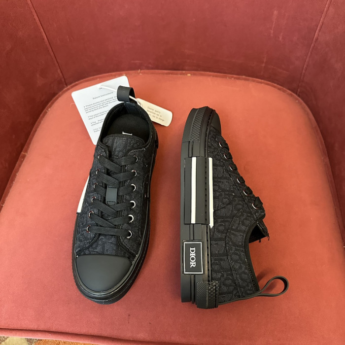 D10R B23 Oblique Low Top Sneaker