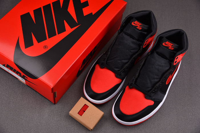 Air Jordan 1 Retro High OG Satin Bred FD4810-061