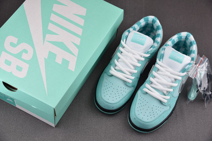 nike T*f*ny sb dunk low lobster bv1310-402