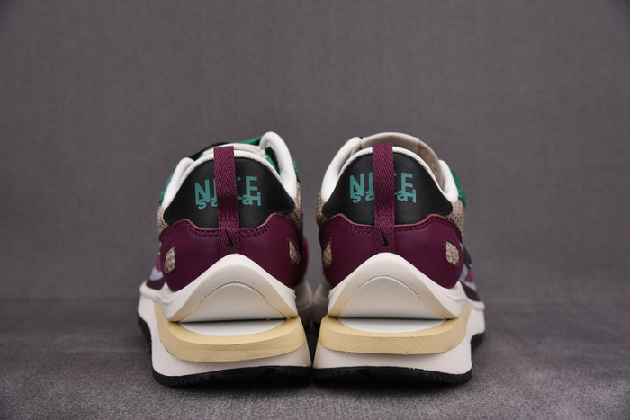 Nike Vaporwaffle sacai Villain Red Neptune Green DD3035-200