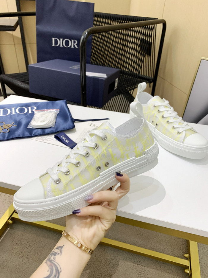 D10R B23 Oblique Low Top Sneaker