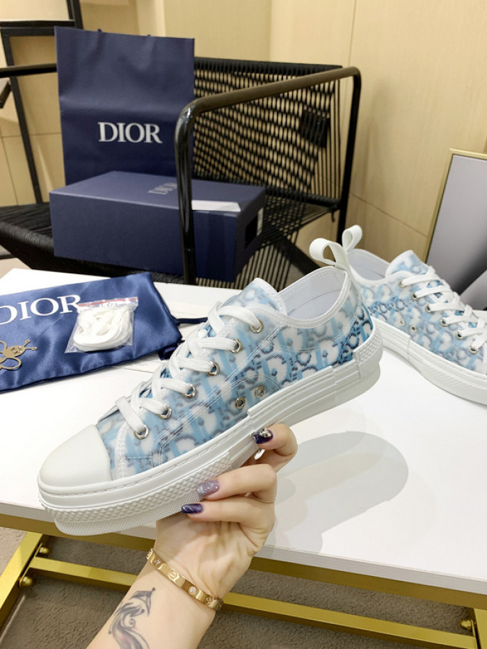 D10R B23 Oblique Low Top Sneaker