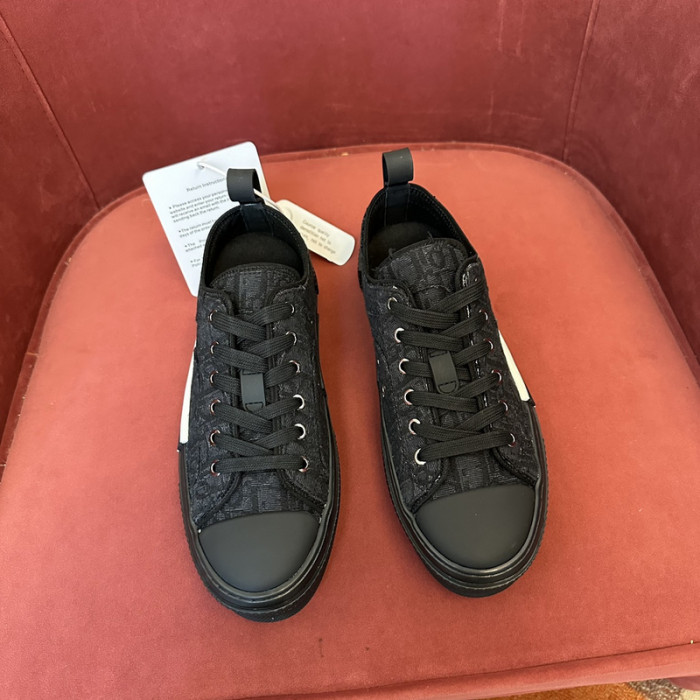 D10R B23 Oblique Low Top Sneaker