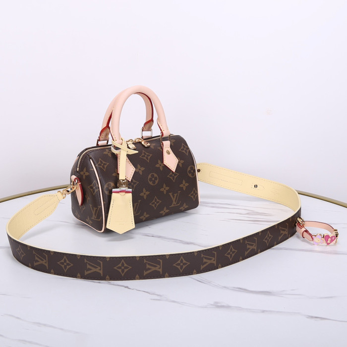 Lou1su1tt BAG 18 x 12.5 x 10cm