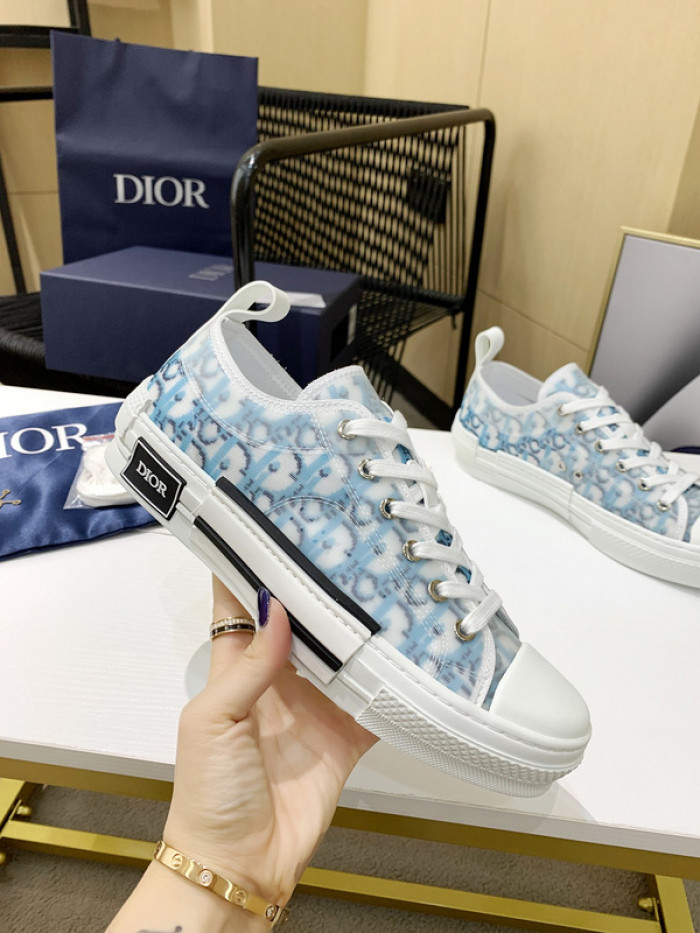 D10R B23 Oblique Low Top Sneaker