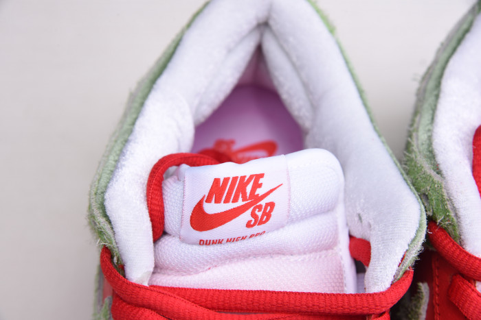 Nike SB Dunk low"strawberry cough" CW7093-601