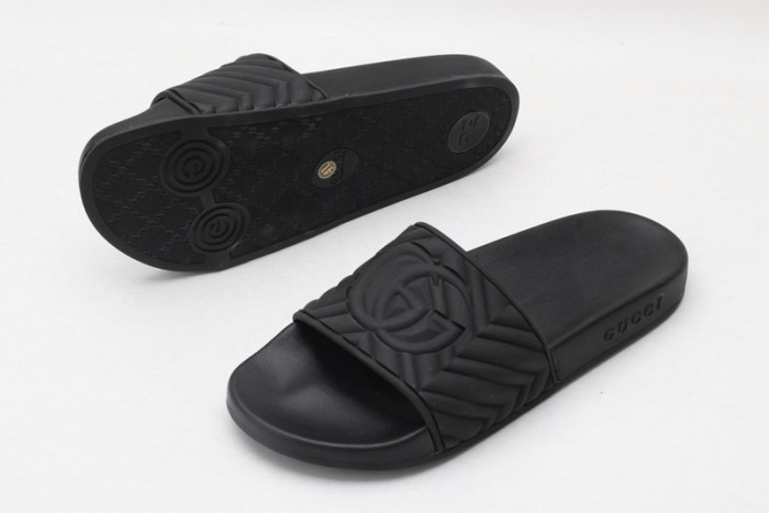Gu66 SLIPPERS ALL BLACK
